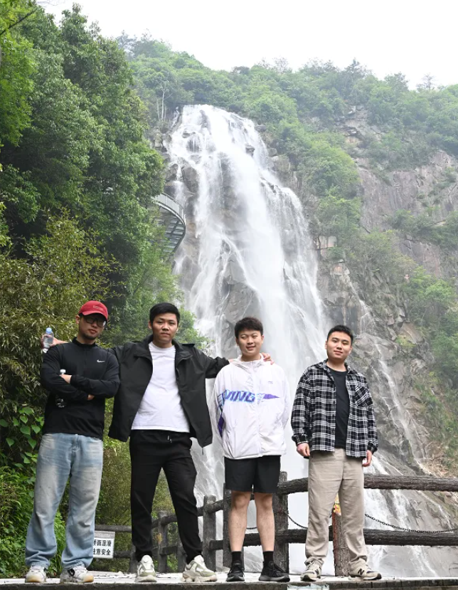 Z6尊龙凯时风管销售中心员工在安徽明堂山景区照片